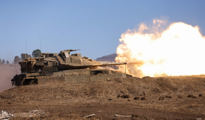 2023年11月9日。ガザ地区でのハマス武装勢力との戦闘が南部で続き、ヒズボラとイスラエルの国境を越えた緊張が高まる中、併合されたゴラン高原で訓練中に弾丸を発射するイスラエルの戦車。（AFP）