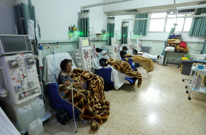 2023年11月13日、レバノン南部マルジャユンのマルジャユン病院で透析治療を受ける患者。（ロイター）