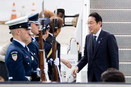 アジア太平洋経済協力会議(APEC)リーダーズウィークに出席するため、サンフランシスコ国際空港に到着した岸田文雄首相(2023年11月15日、カリフォルニア州サンフランシスコ)。(AFP)