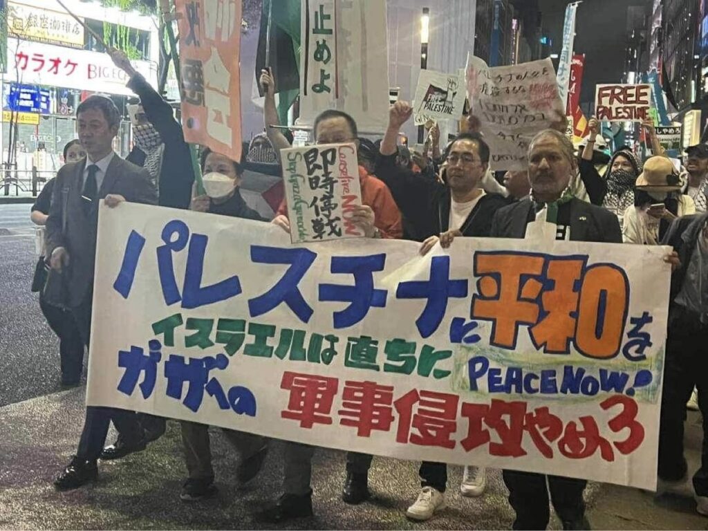 11月5日日曜日、長い列をなした人々は数キロにわたって練り歩き、「ジェノサイドをやめろ」「ガザに自由を」「パレスチナに自由を」「ガザの子どもたちの殺害をやめろ」などと訴えた。イスラエルによる「パレスチナ・アパルトヘイト政策と占領」にも抗議を唱えた。 (Miyakawa Toshikazu)