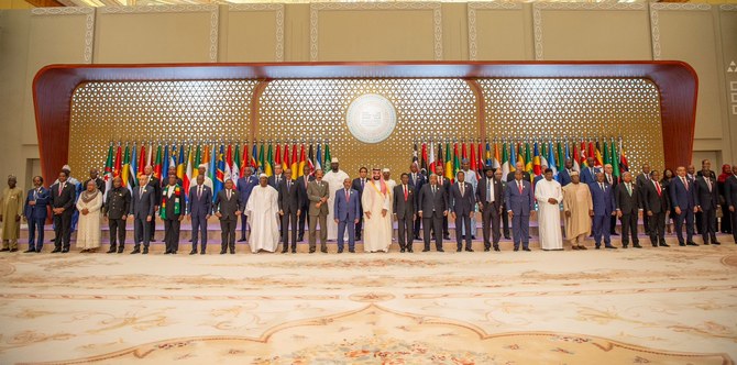 サウジ・アフリカ首脳会議で集合写真のためにポーズを取る各国首脳ら。リヤド。(SPA)