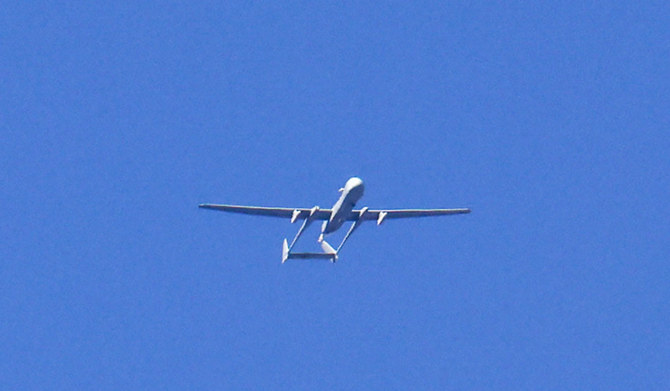 イスラエルとパレスチナ組織ハマスとの間で戦闘が続く中、イスラエル南部のガザ地区との国境沿いから撮影された写真。2023年11月17日、イスラエル軍の無人機が国境地域を飛行している様子。（AFP通信）