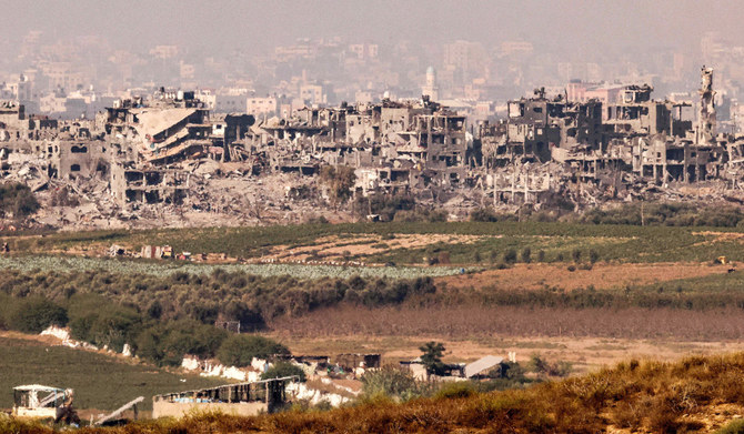 イスラエルとパレスチナ組織ハマスの間の戦闘が続く中、ガザ地区のスカイラインを背景に、イスラエルによる爆撃で破壊された建物が見える。2023年11月3日、イスラエル南部のガザ地区との境界沿いの場所から撮影された写真。（AFP）