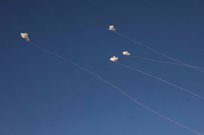 レバノン南部から発射されたロケット弾は、国境を越えたイスラエル北部のキブツ・ダン付近の上空で迎撃される。2023年11月7日。（AFP）