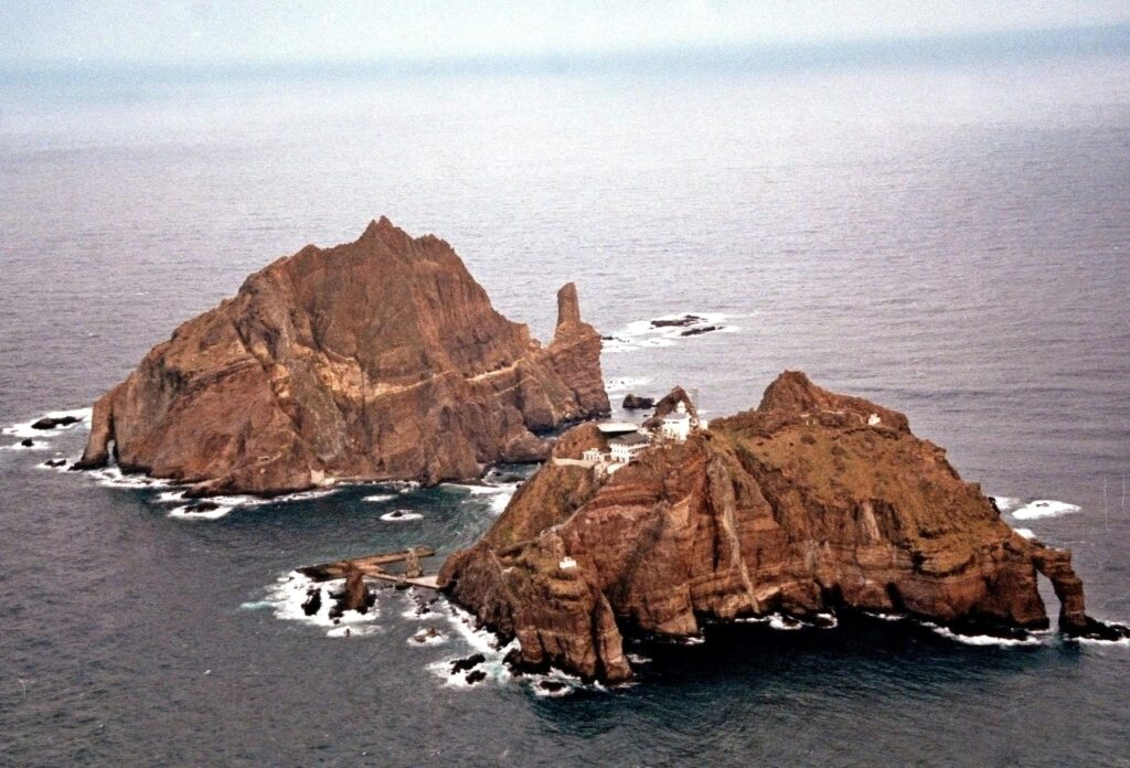 同省によると、共同飛行は14日午前から午後に行われ、東シナ海から飛来した中国軍の爆撃機2機が、日本海でロシア軍の爆撃機2機と合流。(AFP)