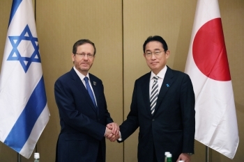 日本の首相が、人質解放とガザ地区への人道支援物資の搬入を歓迎し、ガザへの人道物資の搬入を継続する重要性を強調し、イスラエルの協力を求めた。(外務省)