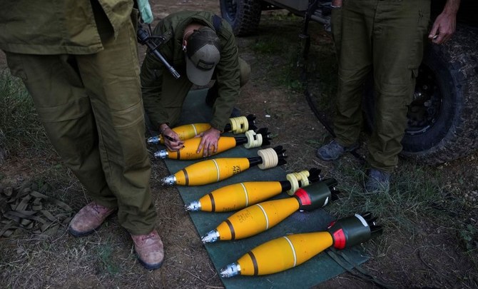 イスラエルとガザの国境近くの場所で迫撃砲に文字を書くイスラエル兵士、2023年12月20日。(AP写真)