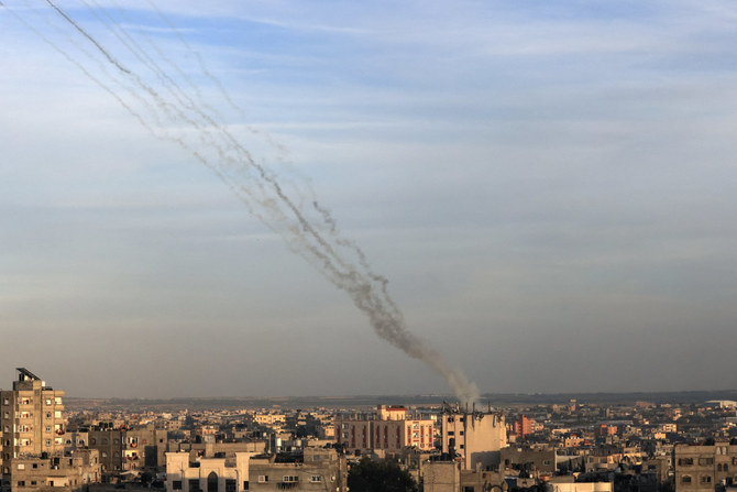 2023年12月9日、イスラエルとパレスチナの武装集団ハマスとの戦闘が続く中、ガザ地区からイスラエルに向けてロケット弾が発射された。（AFP）