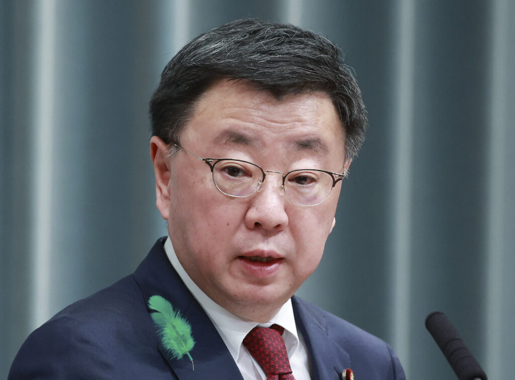 松野氏は２０２１年１０月の政権発足時から「内閣の要」である官房長官を務めており、首相には深刻な打撃となる。(AFP)