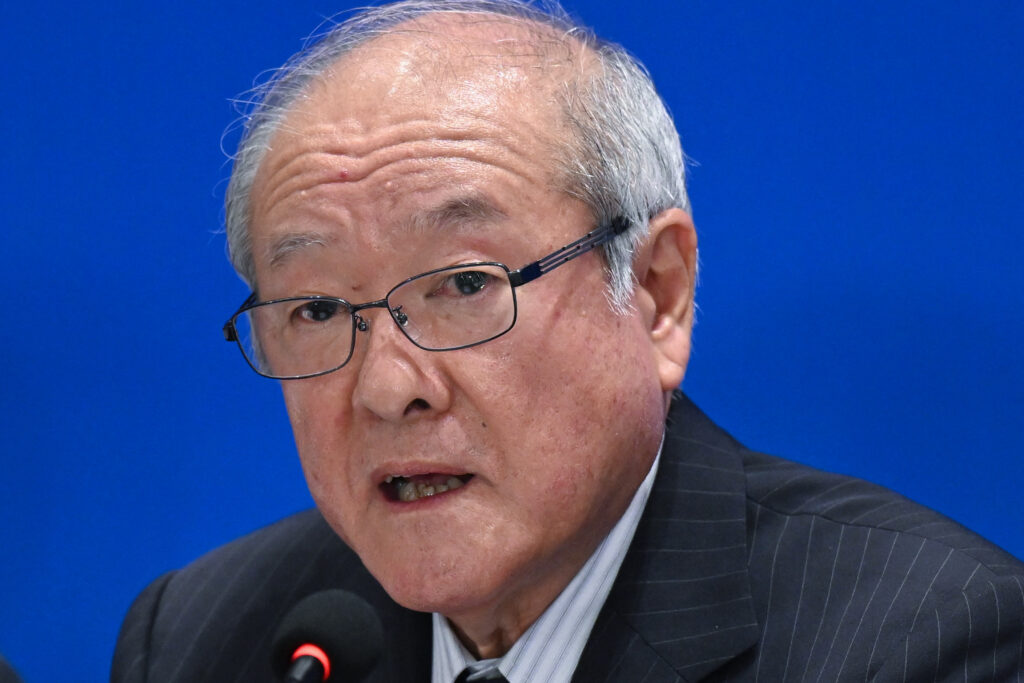 鈴木氏は会見で、「債務再編プロセスを着実に進展させることが重要だ」と述べた。(AFP)