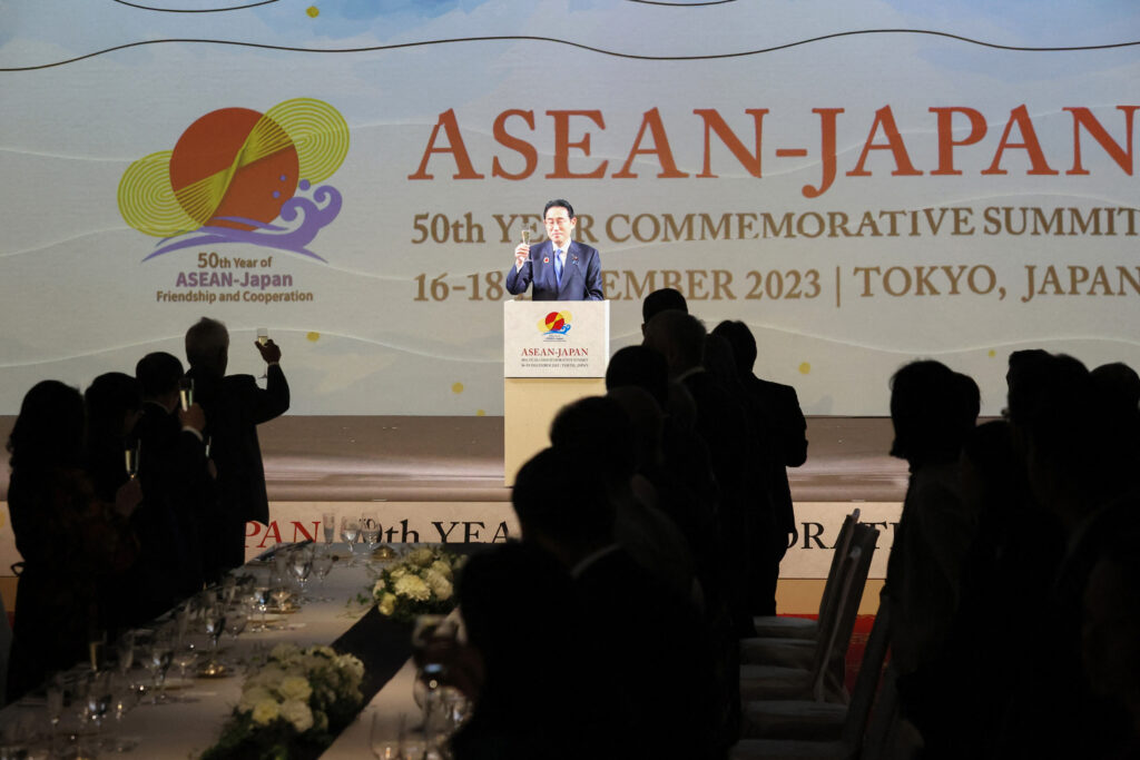 首脳会議は日本とＡＳＥＡＮの友好協力５０周年を記念したもので、岸田首相とジョコ大統領が共同議長を務めている。(AFP)