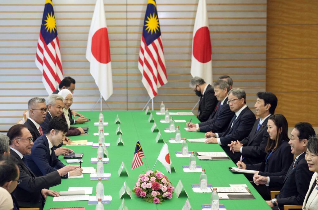 日本国外務省は、日本とマレーシアの関係が「包括的・戦略的パートナーシップ」に引き上げられたことを岸田首相が歓迎したと声明の中で述べた。（AFP）