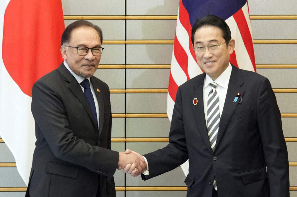 両首脳は、日本から「同志国」への「政府安全保障能力強化支援（ＯＳＡ）」として、救難艇や警戒監視用ドローンの無償供与で合意した。 (AFP)