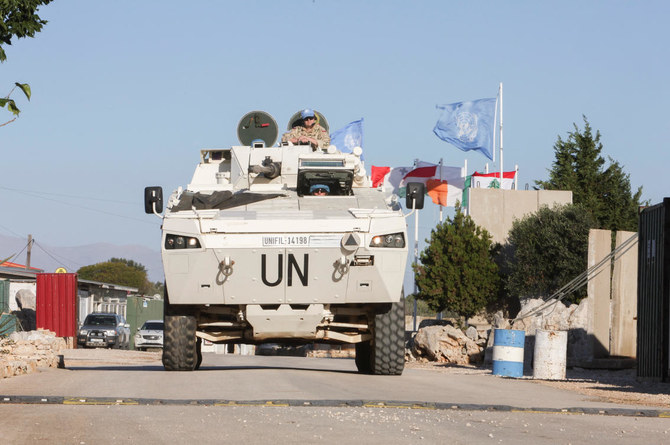 走行する国連の車両。2023年11月29日、レバノンとイスラエル国境そばのマルーン・アル・ラス村付近にある、アイルランドとポーランドのUNIFIL平和維持軍が駐留するキャンプ・シャムロックをロイターが訪問した際に撮影。（Reuters）
