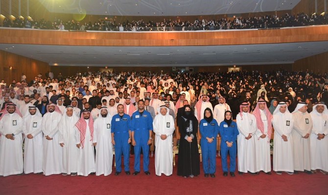 宇宙飛行士たちは、宇宙科学におけるサウジアラビアの将来の目標や、どのように宇宙科学に関わることができるかについて学生たちに語った。（AN写真）