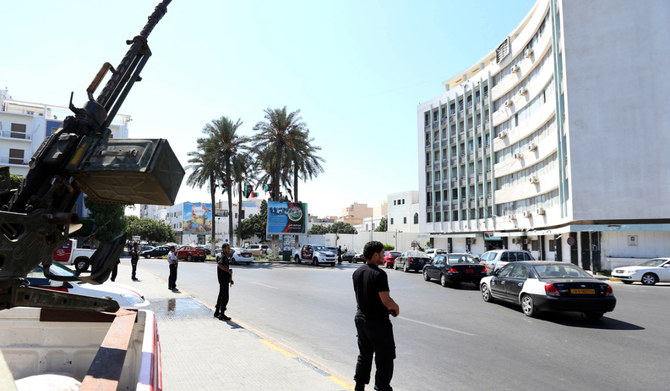 2012年8月30日、リビアの首都トリポリで内務省の入口を警備する治安部隊。（AFP通信）