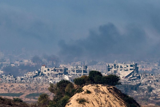 イスラエルと武装組織ハマスの戦闘が継続する中、イスラエル軍の空爆中にガザ地区に上がる硝煙。2023年12月2日。イスラエル南部、ガザ地区との境界線付近。（AFP）