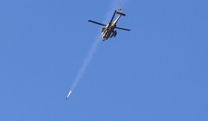 イスラエルとハマス武装勢力との戦闘再開後、イスラエル空軍の攻撃ヘリコプターがイスラエル南部付近のガザ地区との国境上空を飛行中にミサイルを発射している。2023年12月2日。(AFP）