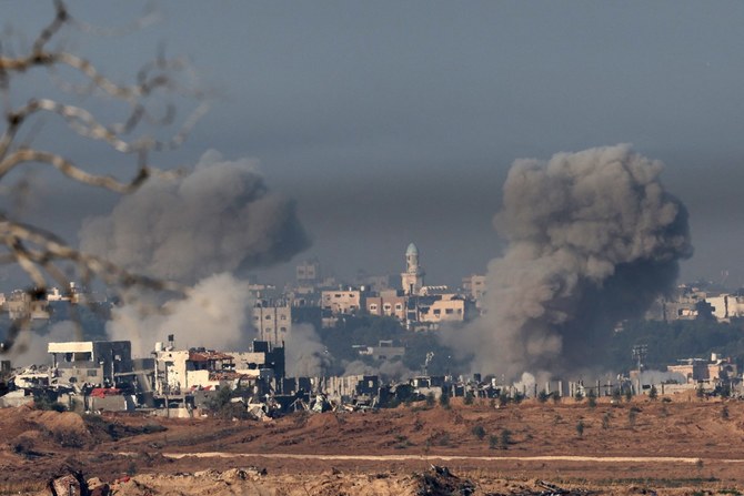 2023年12月3日にイスラエル南部のガザ地区との境界線付近で撮影された写真。イスラエルによる爆撃のさなか、ガザ地区上空で渦巻く煙が見える。（AFP）