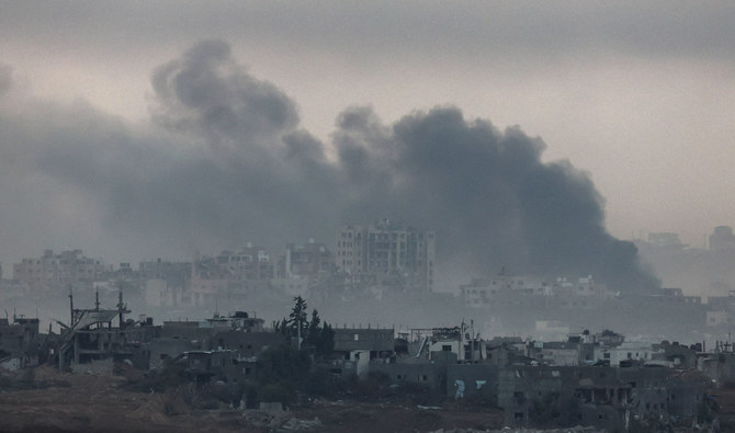 2023年12月4日にガザ地区との国境付近のイスラエル南部から撮影された写真。ガザへのイスラエルの爆撃で煙が立ち上っているのがわかる。（AFP/File）