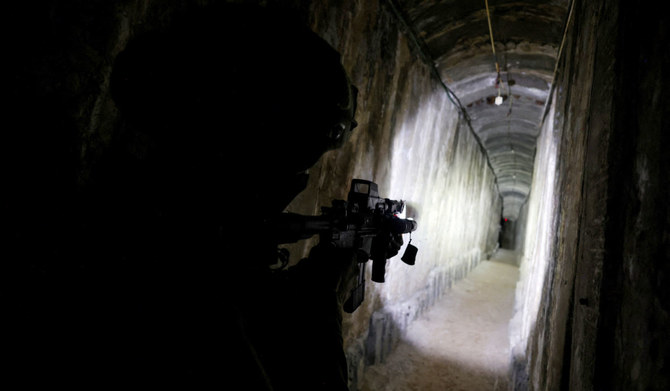 2023年11月22日、ガザ地区北部でイスラエル軍がパレスチナ系イスラム主義組織ハマスに対する地上作戦を進める中、イスラエル兵がガザ市のアル・シファ病院の地下にあるトンネルを確保する様子。(ロイター通信)
