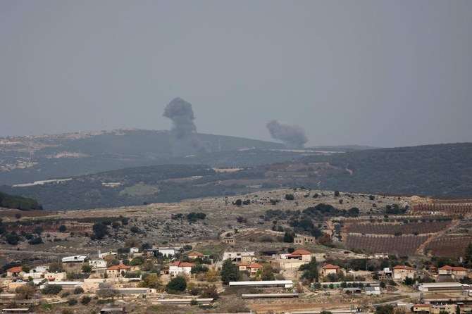 上の写真は、2023年12月5日のレバノン南部のアイタ・アル・シャアブ（Aita Al-Shaa）村付近へのイスラエルの砲撃の様子。（AFP）
