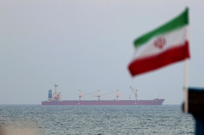 2023年4月29日に撮影された写真。貨物船がイラン沿岸のケシュム島を通過する様子。（AFP通信）