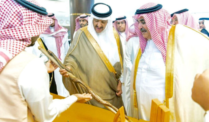 7年前にアル・ムルシュード氏はスルタン王子に杖を販売し、王子がそれをバーレーン外相に贈った。（提供）