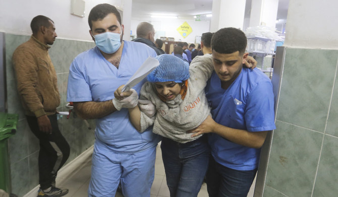 2023年12月6日水曜、イスラエルによるガザ地区への爆撃で負傷し、ラファの病院に到着したパレスチナ人たち。（AP）