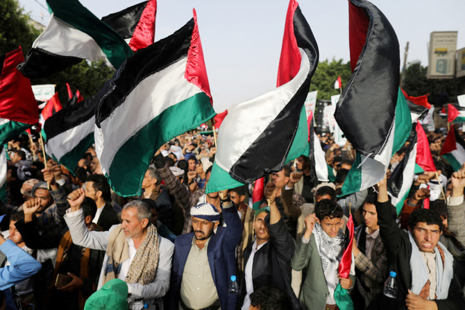 パレスチナ人勢力への支持を示すために集まったフーシ派の支持者たち。2023年10月7日、イエメンのサナアにて。（ロイター）