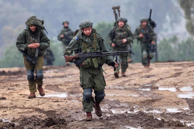イスラエルに併合されたゴラン高原のモシャヴ・キドマット・ツヴィ付近で、突撃調整訓練に参加するイスラエル軍歩兵第6旅団の隊員たち。(AFP＝時事）