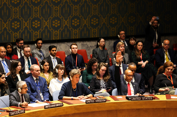 国連の安全保障理事会で、ガザ地区の停戦についての採決が行われた後、挙手する米国のロバート・ウッド国連代理大使。ニューヨーク、国連本部。（AFP）