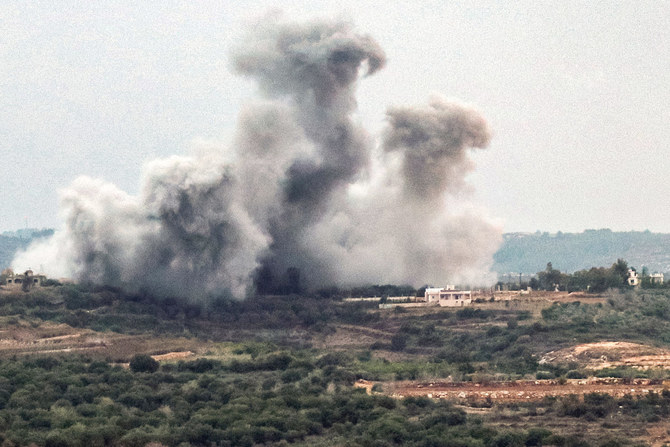 2023年12月9日、レバノン南部のイスラエル国境に近いTayr Harfa村の郊外で、イスラエル軍の砲撃後に立ち込める煙。(AFP）