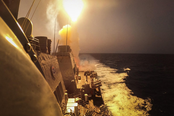 紅海を航行中の米海軍の艦船が、イランの支援を受けるイエメンのフーシ派が発射した、イスラエルを狙ったと思われるミサイルとドローンを撃墜した。（写真：AFP通信）