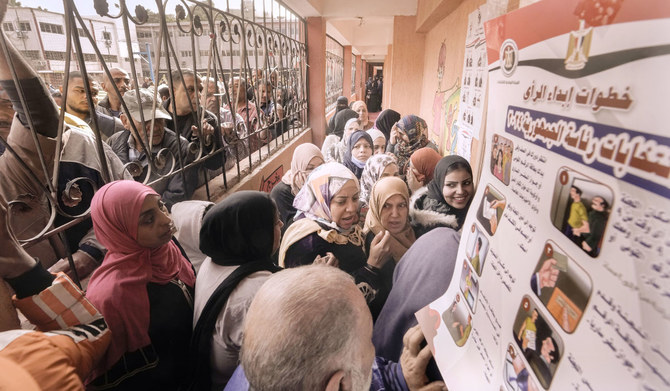 2023年12月10日、エジプト・カイロの投票所で、大統領選挙の投票に集まるエジプトの有権者たち。（AP）