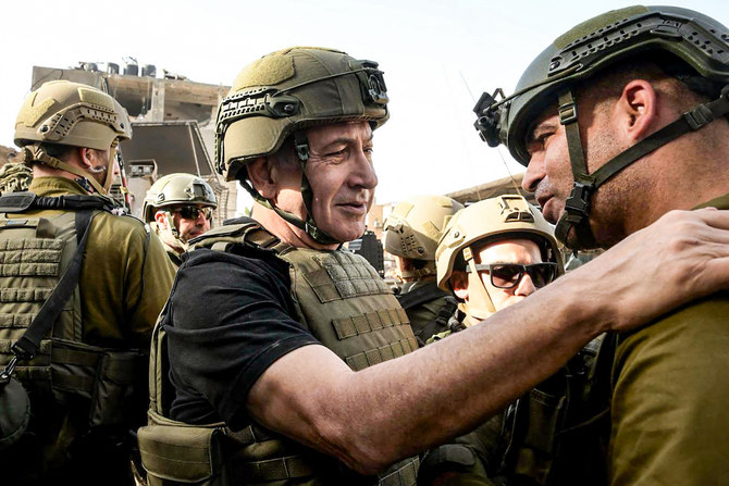 2023年11月26日、イスラエル首相官邸が撮影・公開した資料写真。ガザ地区の非公開の場所で兵士と面会するネタニヤフ首相（中央）。（ファイル/AFP）