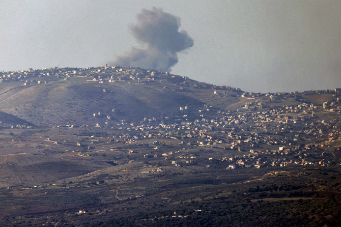 2023年12月10日、イスラエル軍の砲撃でレバノン南部の丘陵地帯の水平線に煙が立ち込める。(AFP＝時事）