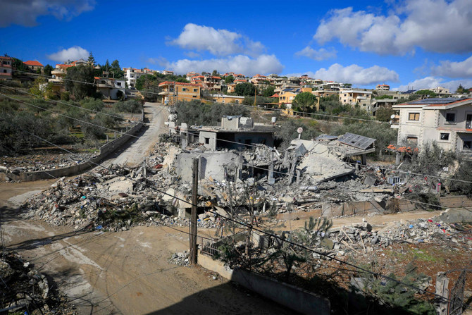 2023年12月14日撮影。イスラエルとヒズボラの、国境を挟んだ緊張が続く中、イスラエルとの国境に近いレバノン南部のアイタロウン村で、先週イスラエルによる砲撃を受けて破壊された家屋。（AFP）