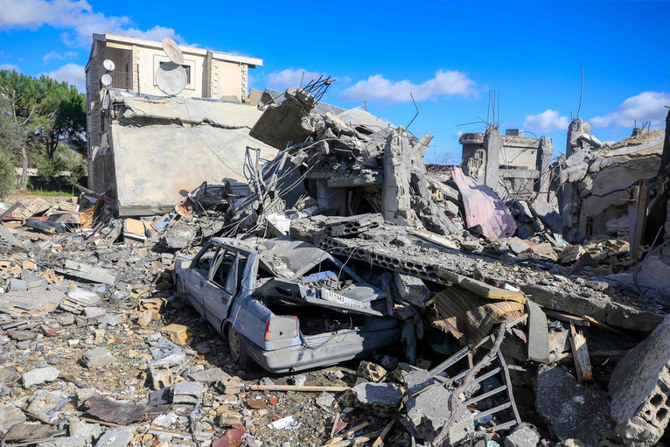 2023年12月14日撮影。イスラエルとヒズボラの、国境を挟んだ緊張が続く中、イスラエルとの国境に近いレバノン南部のアイタロウン村で、先週イスラエルによる砲撃を受けて破壊された家屋。（AFP）