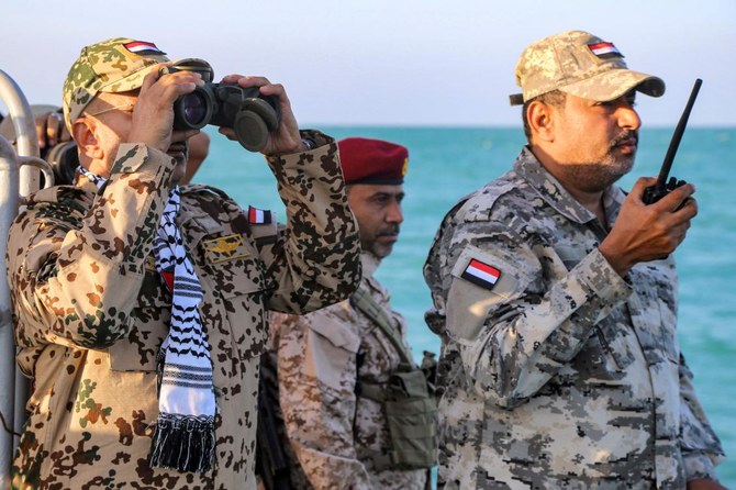 国際的に認められているイエメン政府の大統領指導評議会のメンバーであるタリク・ムハンマド・アブドゥラー・サレハ准将（写真左）が、紅海をパトロールする沿岸警備隊を観閲している。（写真：AFP通信）