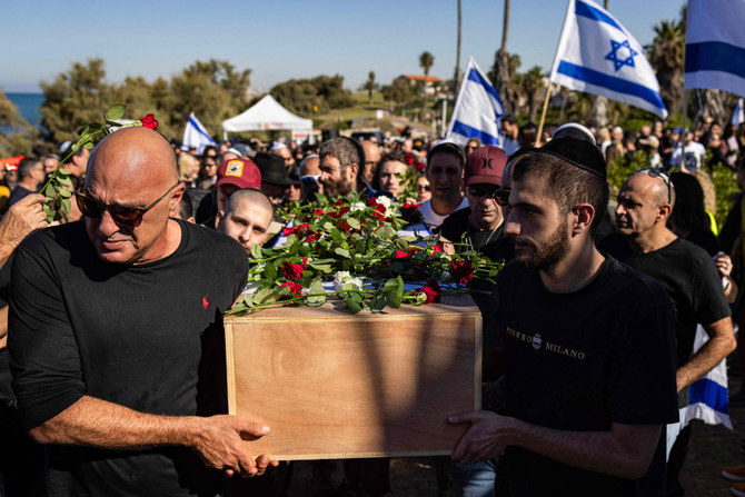 10月7日、「トライブ・オブ・ノヴァ」主催の音楽フェスティバルで拉致されたエデン・ザカリヤ氏の葬儀で、親族や友人が彼女の死を悼んでいる。2023年12月15日、キブツ・パルマヒムにて撮影。ザカリヤ氏の遺体は、イスラエル軍がガザ地区での作戦中に収容していた。（AFP通信）