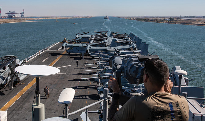 紅海の安全を守るためにスエズ運河を通過する強襲揚陸艦USSバターンから監視を行う米海軍兵士。（写真提供：DVIDS/AFP）