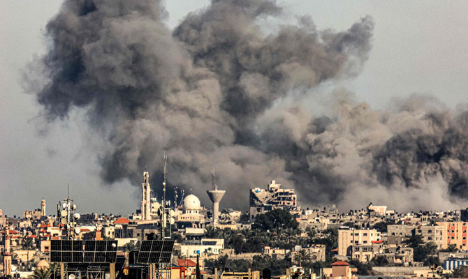 2023年12月16日、イスラエルとパレスチナ過激派組織ハマスとの戦闘が続く中、ガザ地区南部のラファからハーン・ユーニス上空でイスラエル軍の砲撃により煙が上がる。(AFP=時事)