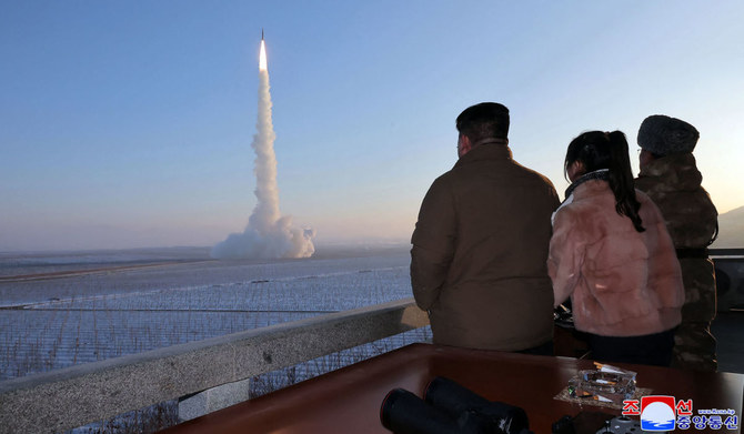 2023年12月18日に撮影され、北朝鮮の国営朝鮮中央通信社（KCNA）が12月19日に公開したこの写真には、北朝鮮の非公開の場所で行われた大陸間弾道ミサイル（ICBM）「火星18」の発射実験を見守る北朝鮮の金正恩朝鮮労働党委員長（左）と娘が写っている。（AFP）
