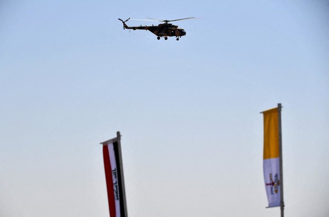 2021年3月6日、イラク南部ジーカール県の古代都市ウルにあるハウス・オブ・アブラハム上空を飛ぶイラク軍のヘリコプター。（AFP）
