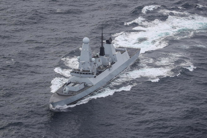 2020年10月4日、スコットランド沖を航行するHMSダイヤモンド。写真は2023年12月16日に英国防省より提供。（AP通信）