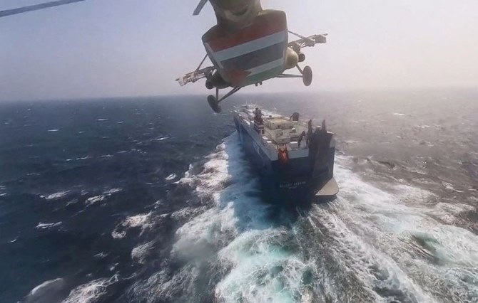 紅海でギャラクシー・リーダー貨物船の上空を飛行するフーシ派の軍用ヘリコプター（2023年11月20日）。(ロイター）