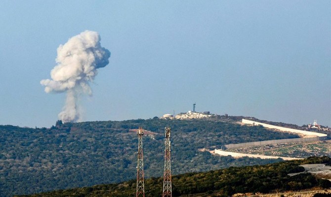 イスラエルによるレバノン南部の村アイタ・アル・シャーブへの砲撃後、煙が立ち込める（2023年12月18日）。(AFP＝時事）