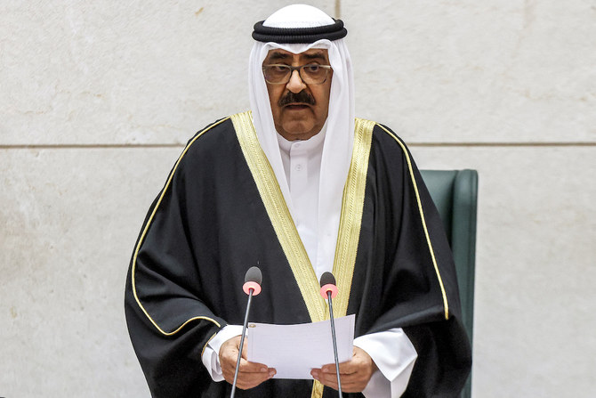 シェイク・ミシャール・アル・アフマド・アル・サバーハ皇太子が、議会で第17代クウェート首長就任を宣誓した。（AFP file photo）