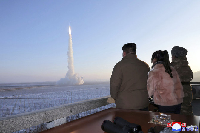 北朝鮮政府が2023年12月18日に公開したこの写真では、金正恩総書記とその娘、そして当局者が、北朝鮮の未公開の場所から、北朝鮮政府が言うところの大陸間弾道ミサイルが発射されるのを見守っている。(AP経由の朝鮮通信社、ファイル)